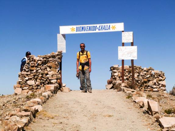 Passando por 'pedágio' na trilha que atravessa a Isla del Sol, no lago Titicaca, na Bolívia